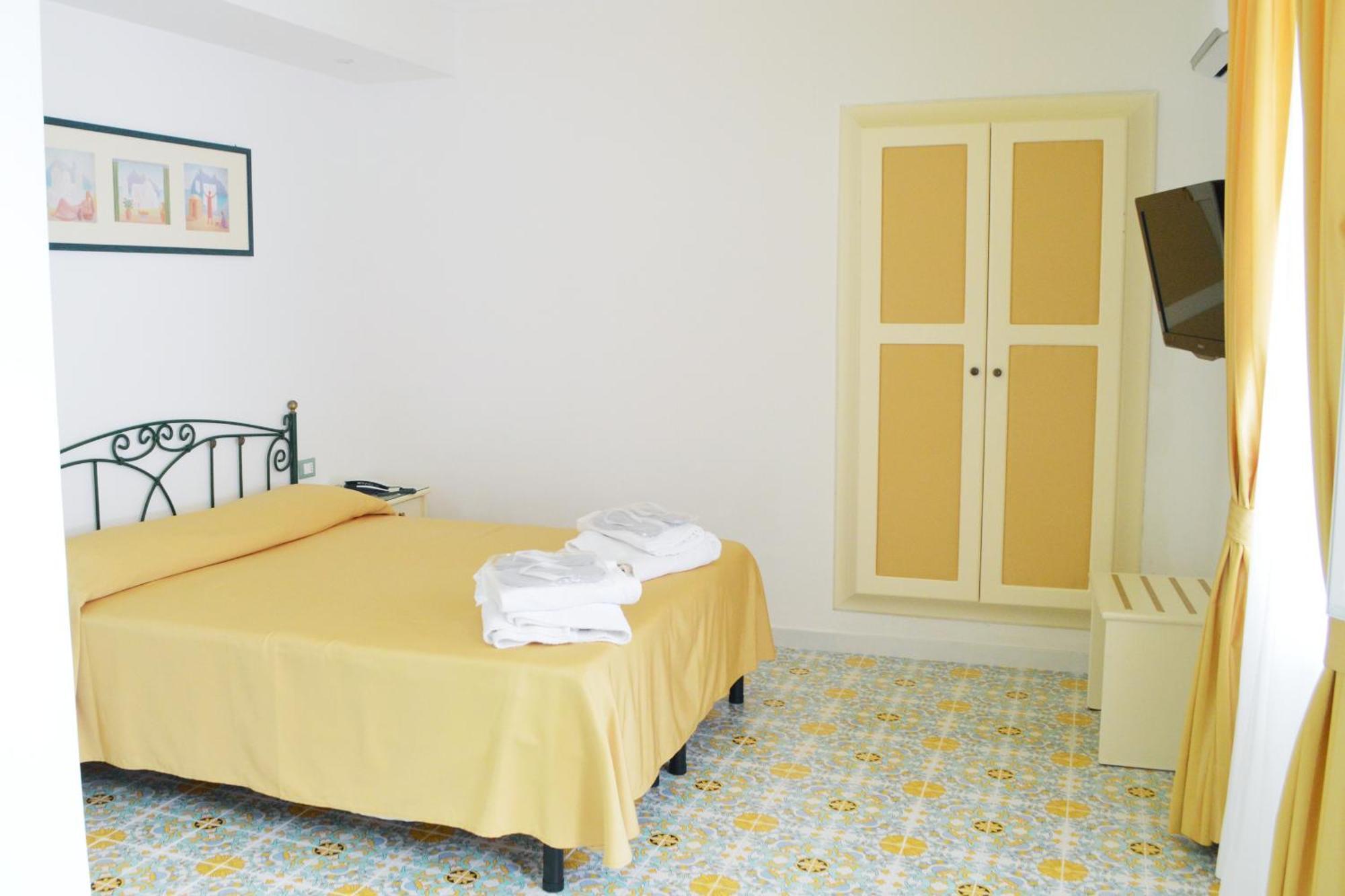Hotel Villa Bianca Forio  Bagian luar foto